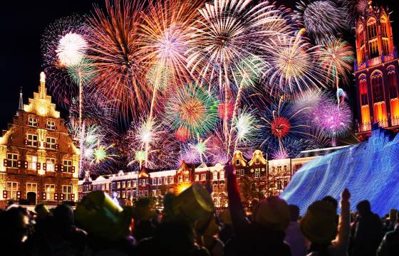 【バスハイク/博多・基山発着】 ☆花火観覧席付き☆ ハウステンボスカウントダウンと祐徳稲荷神社で初詣1